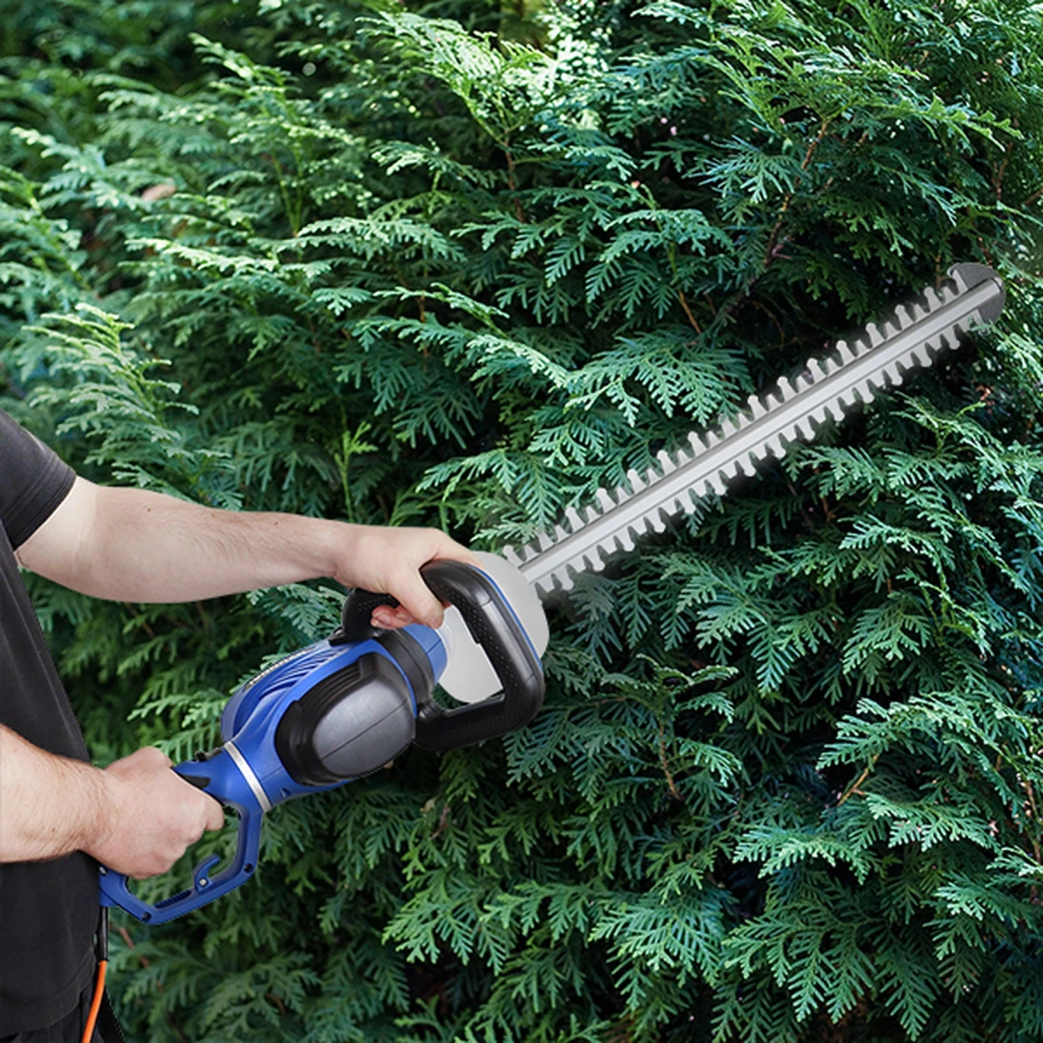 Hyundai HYHT680E Electric Hedge Trimmer 680W 610mm 4 Hyundai HYHT680E Electric Hedge Trimmer 680W 610mm - Image 2