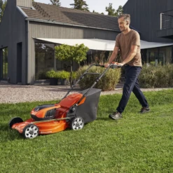 Husqvarna LC 142iS Cordless Lawn Mower -Cheap Blade Spray Store gr 248924copy a018d992 eb3c 4a83 ad93 3c224d00822c