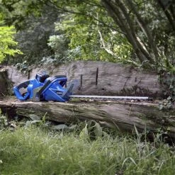 Hyundai HYHT40LI 40v Cordless Hedge Trimmer - Battery & Charger -Cheap Blade Spray Store hyht40li lifestyle 01 82572